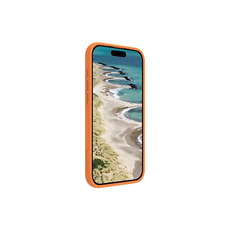 Ein iPhone in einer orangefarbenen Schutzhülle mit Strandblick auf dem Bildschirm.