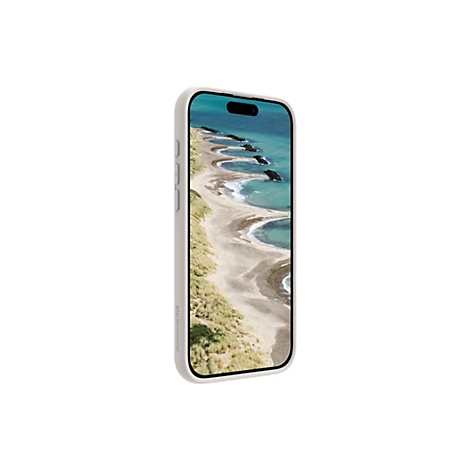 Ein iPhone in einer hellen Hülle, das ein Strand- und Meerblick zeigt. Auf dem Gehäuse sind Knöpfe und ein Markenname zu sehen.