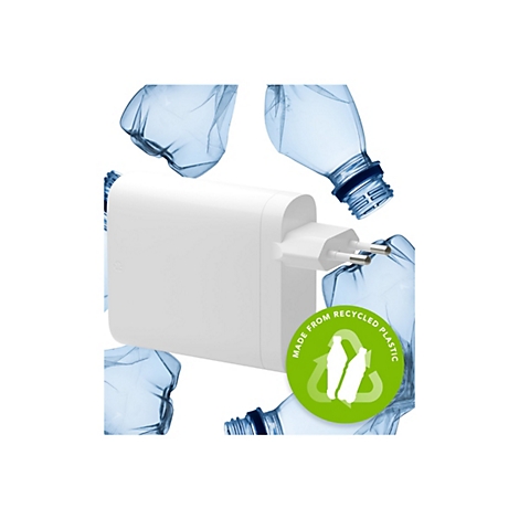 Ein weißes Ladegerät mit Netzstecker, umgeben von zerknitterten blauen Plastikflaschen. Ein Aufkleber zeigt ein Recycling-Symbol und den Text "Made from Recycled Plastic".