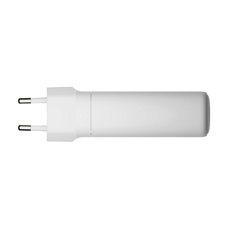 Weißes Ladegerät, Stecker an der linken Seite, länglicher Körper. Auf weißem Grund.