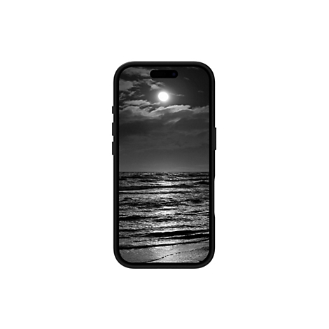 Ein Smartphone zeigt eine Schwarz-Weiß-Ansicht von Meer und Mond. Der Mond strahlt durch Wolken. Wellen brechen am Strand.