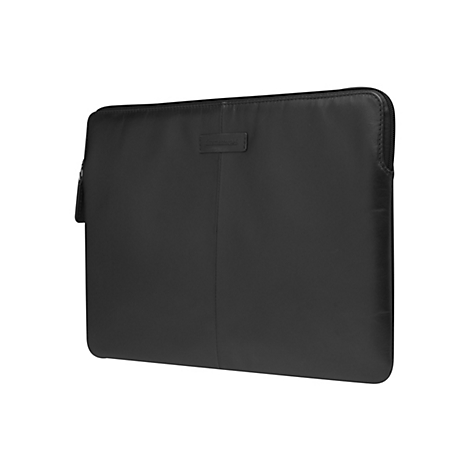 Schwarze Laptoptasche, schräg von vorn fotografiert. Mit Reißverschluss, kleinem Logopatch und geprägtem Schriftzug.