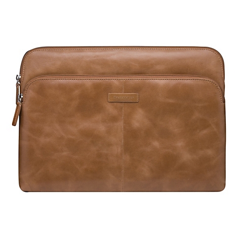 Hellbraune Laptoptasche aus Leder, mit Reißverschluss und kleiner Fronttasche. Auf der Tasche steht 'dbrandte1928'.