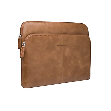 Hellbraune Ledertasche mit Reißverschluss und geprägtem Logo, vor weißem Hintergrund.