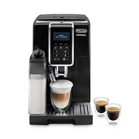 Schwarze Kaffeevollautomat mit Milchbehälter, Latte Macchiato und Espressotassen.