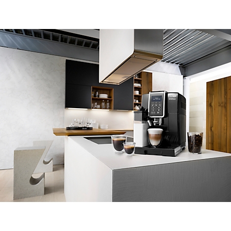 Schwarze Kaffeemaschine mit Kaffeezubereitung, in einer modernen Küche, neben Kaffeebohnen und Kaffeetassen.