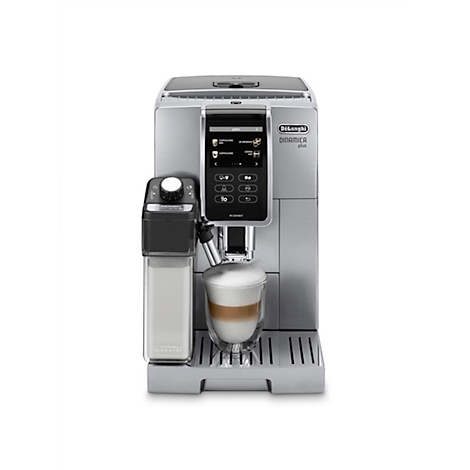 Silberne Kaffeemaschine mit Milchaufschäumer, ein Glas mit Latte Macchiato wird befüllt.