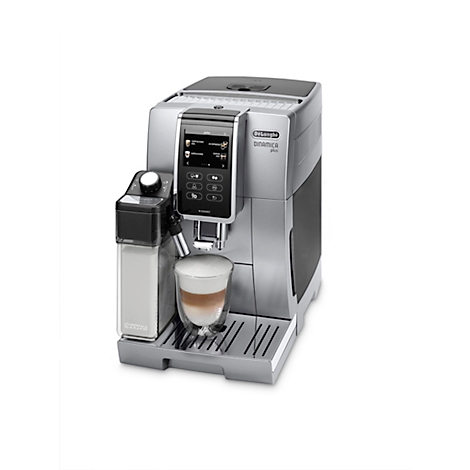 Silberfarbene Kaffeemaschine mit Milchaufschäumer, Latte Macchiato in einem Glas, Touchscreen.