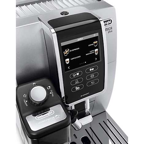 Nahaufnahme einer silbernen DeLonghi Kaffeemaschine mit Touchscreen. Auf dem Bildschirm sind Kaffeespezialitäten wie Espresso, Cappuccino und Latte Macchiato dargestellt.