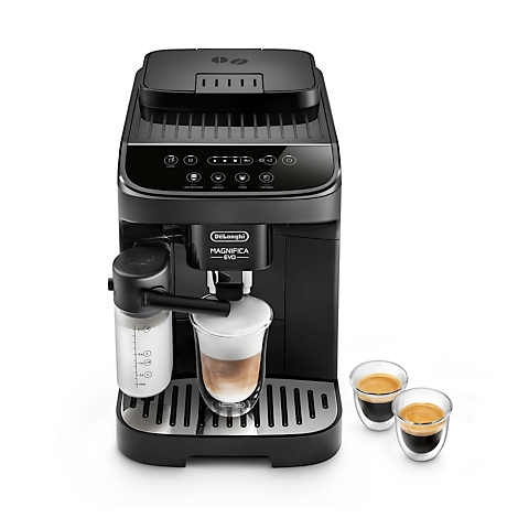 Schwarze Kaffeemaschine mit Milchaufschäumer. Cappuccino in Glas, daneben 2 Espresso-Tassen.