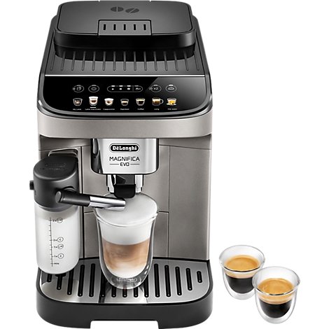 De'Longhi Magnifica Evo Kaffeevollautomat in Silber-Schwarz mit Milchtank und Kaffeegläsern vor neutralem Hintergrund.