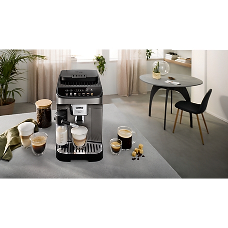Kaffeevollautomat von De'Longhi auf einem Küchentisch, umgeben von Kaffeetassen und Zubehör.