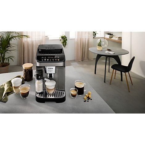 Kaffeemaschine mit Gläsern und Cappuccino. Auf Tisch, Hintergrund: Tisch, Stuhl.