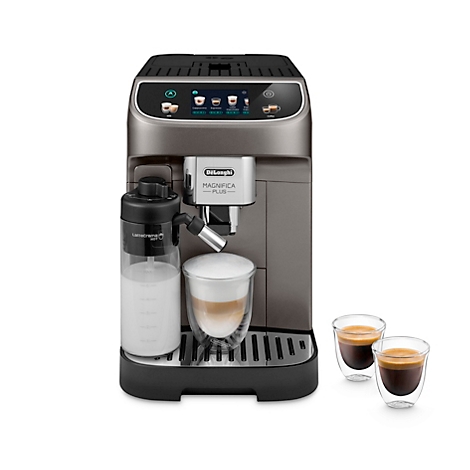 Graue Kaffeemaschine mit Milchaufschäumer und zwei Gläsern Espresso.
