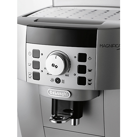 Nahaufnahme eines silberfarbenen Kaffeevollautomaten mit Knöpfen und einem Drehregler. Das Delonghi-Logo ist deutlich sichtbar.