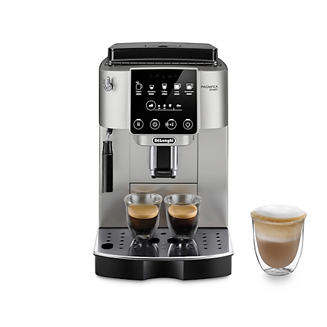 Silberfarbener Kaffeevollautomat mit zwei Espresso-Gläsern und einem Latte Macchiato-Glas. Auf dem Display: Logos und Bedienfelder.