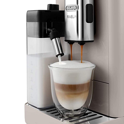 Kaffeevollautomat mit Milchaufschäumer, bereitet Latte Macchiato zu. Ein doppelwandiges Glas wird gefüllt.