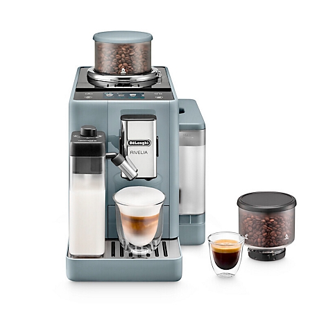 Blaugraue De'Longhi Kaffeemaschine mit Milchbehälter, Kaffeebohnenbehälter und Espresso-Tasse.