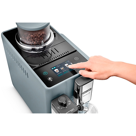 Graue Kaffeemaschine mit Touchscreen. Eine Hand berührt das Display. Oben ein Behälter mit Kaffeebohnen.