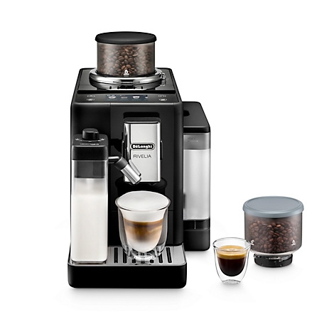 Schwarze Kaffeemaschine mit Milchaufschäumer, Kaffeebohnenbehälter und zwei Gläsern Kaffee.