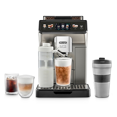 Machine à expresso avec latte macchiato, café glacé et tasse à café.