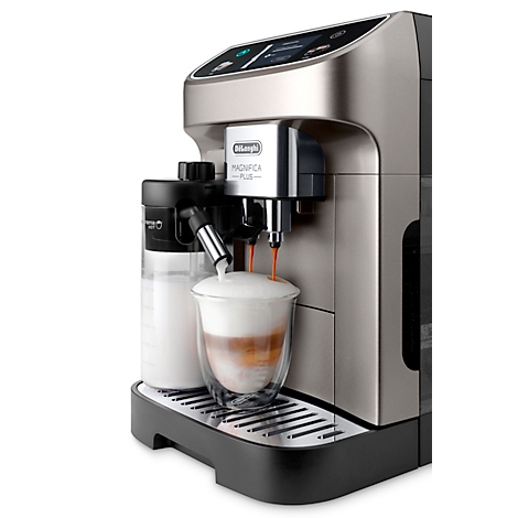 Machine à café avec mousseur à lait versant du café dans un verre composé de lait, d'espresso et de mousse de lait.