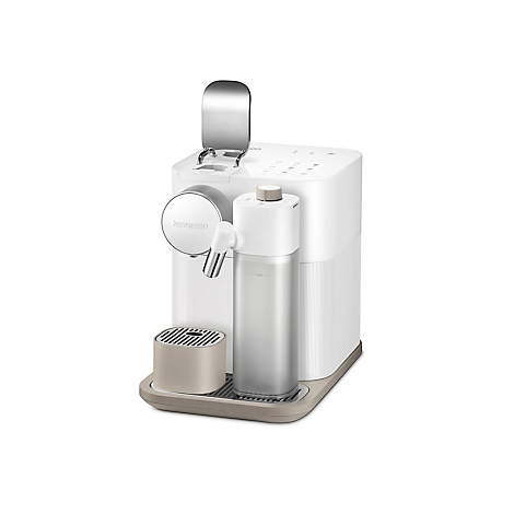 Weiße Kaffeemaschine mit silberfarbenen Details. An der Seite ist ein Wasserkrug. Auf der Unterseite eine Auffangschale in Beige.