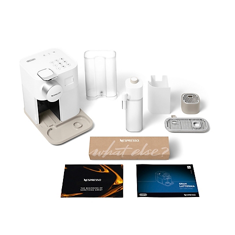 Eine weiße Nespresso Kaffeemaschine mit Zubehör, wie Wassertank, Milchaufschäumer, Abtropfschale, Box mit Schriftzug.