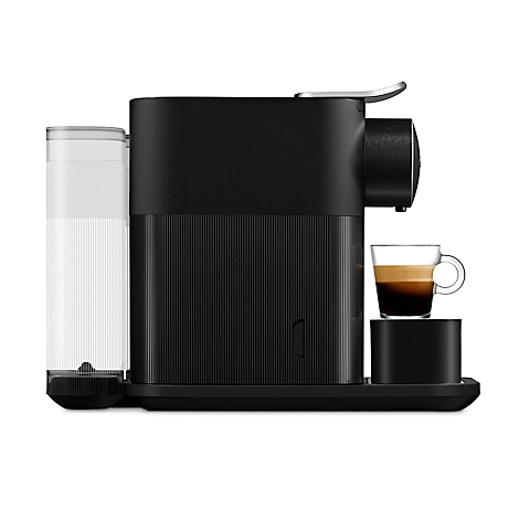 Zwarte koffiemachine met een kopje espresso. Rechts een glas met koffie. Links een watertank.
