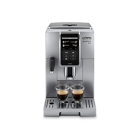 Zilveren koffiemachine met twee espressoglazen. Opties worden weergegeven op het scherm. Twee koffieglazen bevinden zich onder de uitlaten.