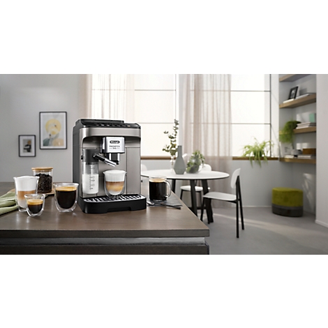 De'Longhi volautomatische espressomachine op een aanrecht met verschillende koffiespecialiteiten.