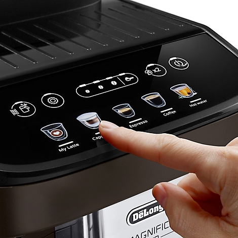 Close-up van het bedieningspaneel van een koffiemachine, vinger raakt de cappuccino-knop.