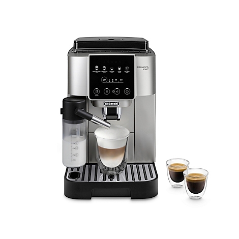 Zilveren koffiemachine met melkopschuimer, daarnaast twee espressoglazen en een glas latte macchiato.