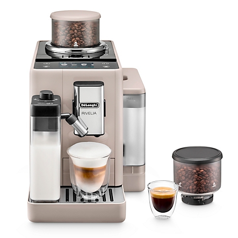 Beige koffiezetapparaat met accessoires, koffie en melk, en het opschrift De'Longhi Rivelia.