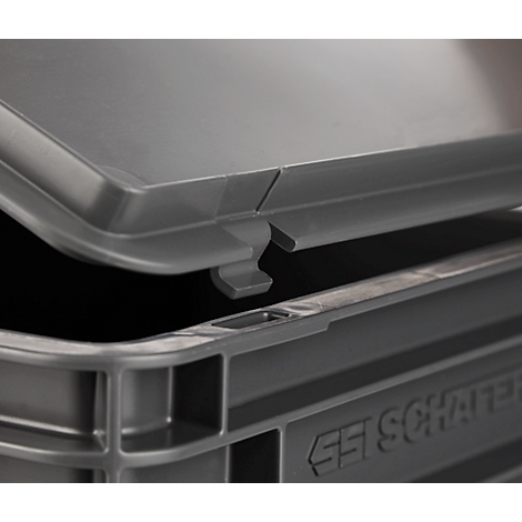 Graue Kunststoffkiste, Deckel halb geöffnet, Verschluss detailreich dargestellt.