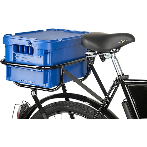 Blauer Transportbehälter auf dem schwarzen Gepäckträger eines Fahrrades.
