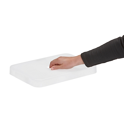 Eine Hand greift nach einem weißen Kunststoffbrett mit Griffmulde.