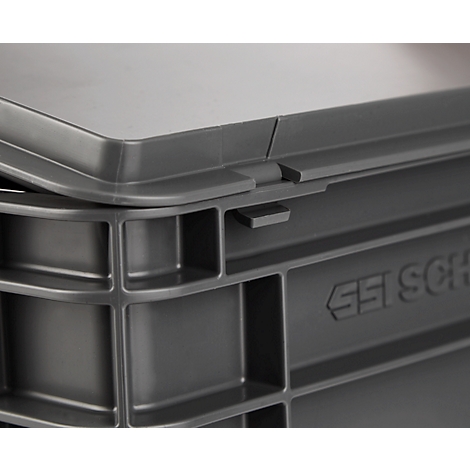 Grijze plastic doos, detail van de vergrendeling. Deksel ligt erop, sluiting vergrendeld.