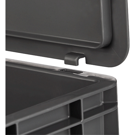 Close-up van een donkere doos: Deksel met haaksluiting wordt geopend, daaronder de doos.