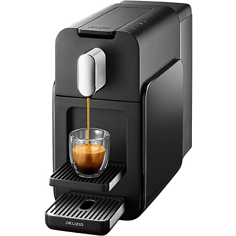 Une cafetière noire qui prépare du café dans un verre. Le logo "DELIZIO" est visible en bas.