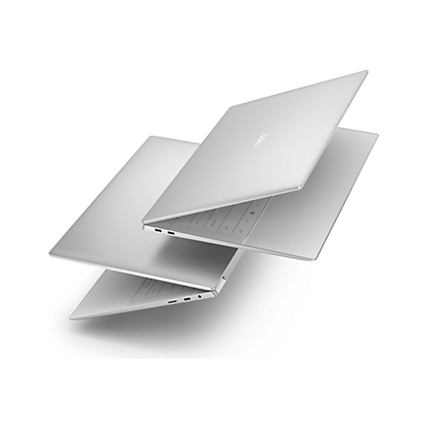 Drei silberne Laptops, teilweise geöffnet, schweben vor weißem Hintergrund. Das DELL-Logo ist auf einem Laptopdeckel zu sehen.