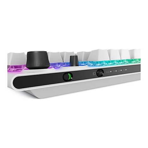 Nahaufnahme einer weißen Tastatur, Fokus auf Steuerungsknöpfe und Tasten. Knöpfe schwarz, Tasten weiß, RGB-Beleuchtung.