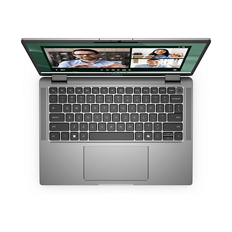 Draufsicht auf einen geöffneten, grauen Laptop. Auf dem Bildschirm findet eine Videokonferenz statt. Tastatur, Touchpad und Laptop-Gehäuse sind deutlich zu sehen.