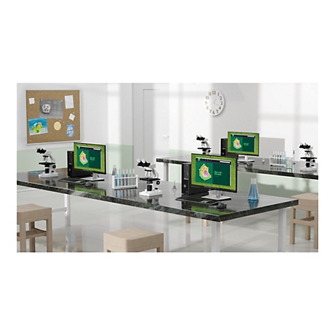 Ein Laborraum mit Computern, Mikroskopen und LaborgerÃ¤ten. Auf Bildschirmen grÃ¼ne Grafiken. Im Hintergrund Pinnwand, Uhr.