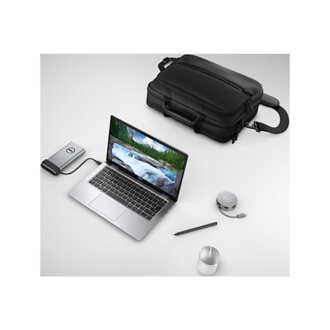 Ein silberner Laptop, eine schwarze Tasche und Zubehör auf weißem Hintergrund. Der Laptop ist geöffnet und zeigt ein Flusslandschafts-Hintergrundbild.