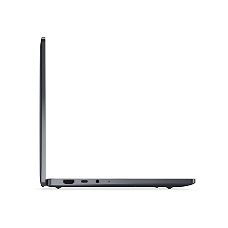 Seitenansicht eines geschlossenen Laptops, der auf einer weißen Oberfläche steht. Auf der linken Seite befindet sich der Bildschirm, der schmal und schwarz ist. Auf der rechten Seite sind mehrere Anschlüsse zu sehen.