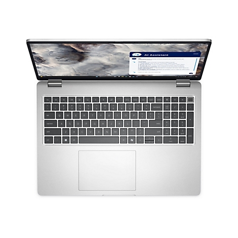 Draufsicht auf einen silbernen Laptop mit geöffnetem Bildschirm, auf dem ein Fenster eines KI-Assistenten gezeigt wird, die Tastatur ist zu sehen.