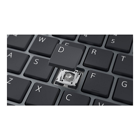 Nahaufnahme einer Tastatur mit abgenommener D-Taste, die den darunterliegenden Scherenmechanismus zeigt.