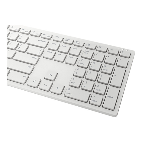 Helle Computertastatur mit weißgrauen Tasten, die diagonal von links unten nach rechts oben verläuft. Die Tasten sind beschriftet.