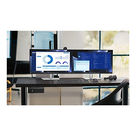 Ein Büro-Setup mit zwei Monitoren, auf denen Diagramme und Code angezeigt werden. Auf dem Schreibtisch befinden sich eine Tastatur, eine Maus, Kopfhörer und eine Webcam.